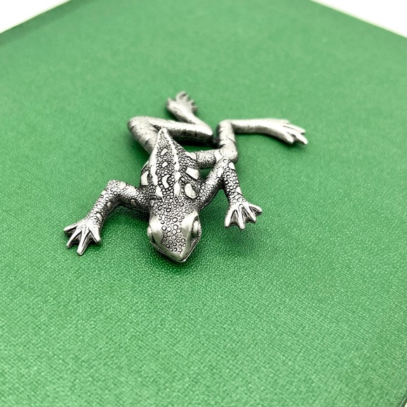 JJ Frog‎ Pin Brooch Silver Tone Pewter Textured wiggle legs Animal Jewelry - Picture 3 of 8